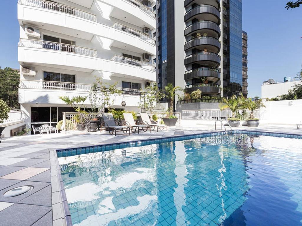 Piscina de um condomínio de luxo