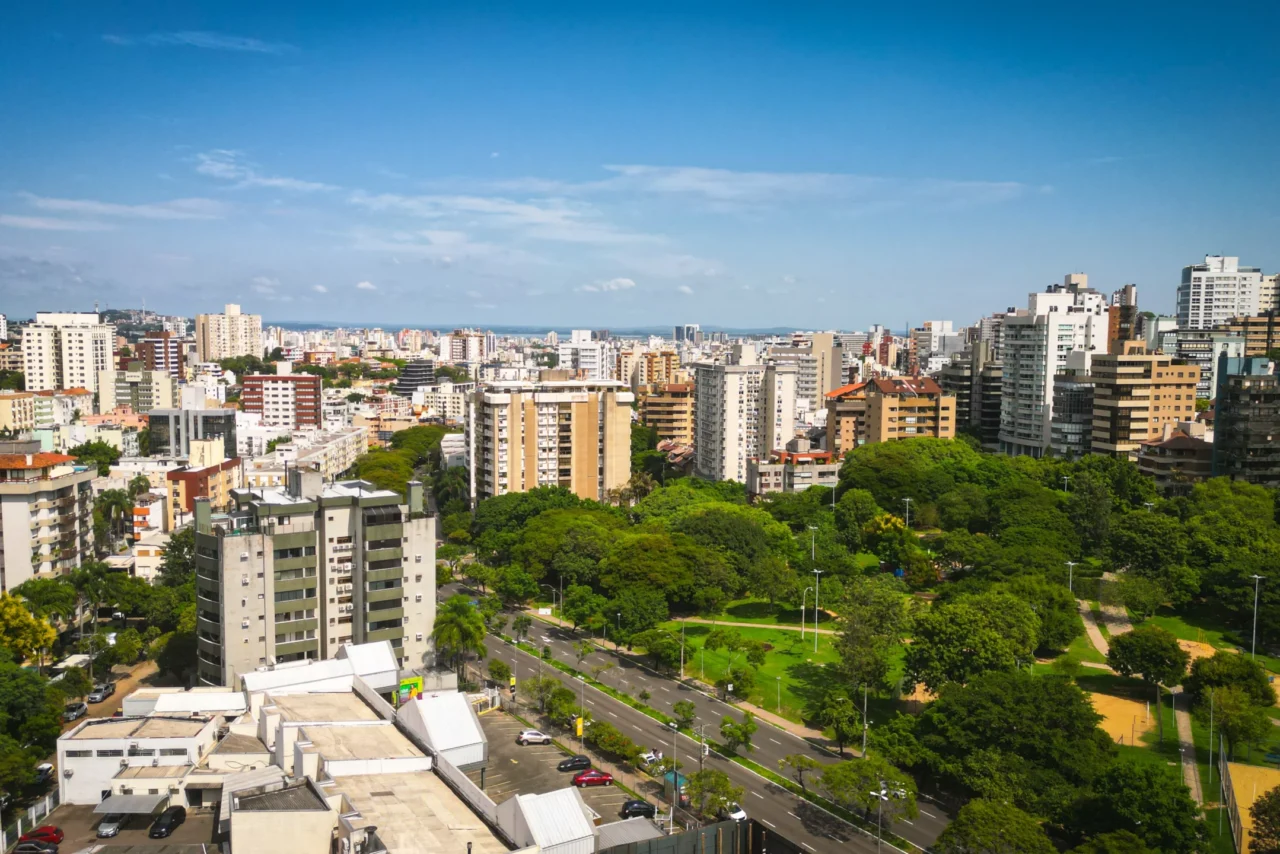 Vista aérea do bairro Bela Vista, em Porto Alegre, com a Praça Bela Vista cercada por áreas verdes, avenidas e edifícios residenciais.