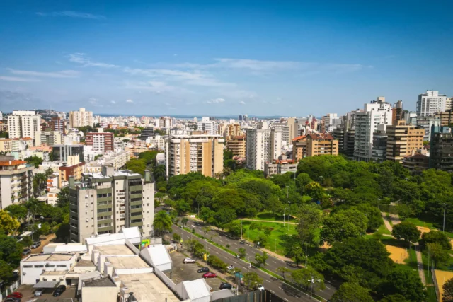 Vista aérea do bairro Bela Vista, em Porto Alegre, com a Praça Bela Vista cercada por áreas verdes, avenidas e edifícios residenciais.